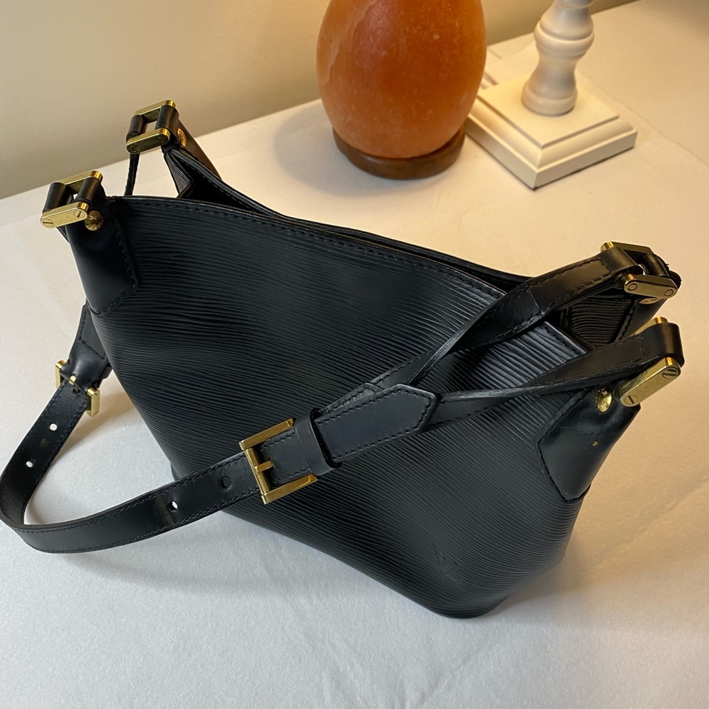 LOUIS VUITTON Epi Mandara Bag